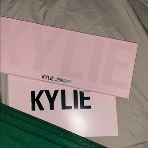 Kylie Cosmetics Makeup - VALENTINE PALETTE Kylie Cosmetics Makeup - VALENTINE PALETTE
